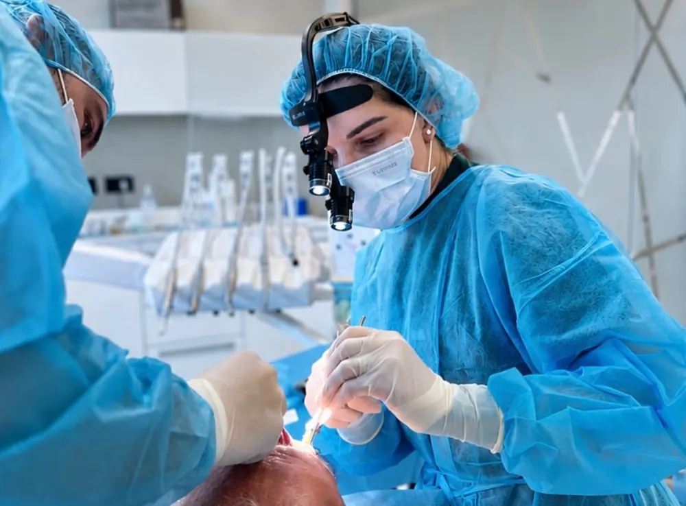 L’équipe di Kena Clinics durante un intervento di implantologia a Tirana