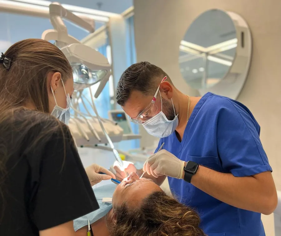 Odontoiatra e assistente durante un trattamento nella clinica Kena