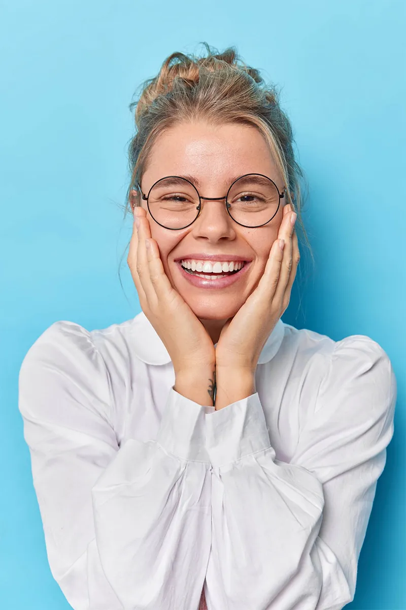Paziente sorridente dopo l’allineamento
