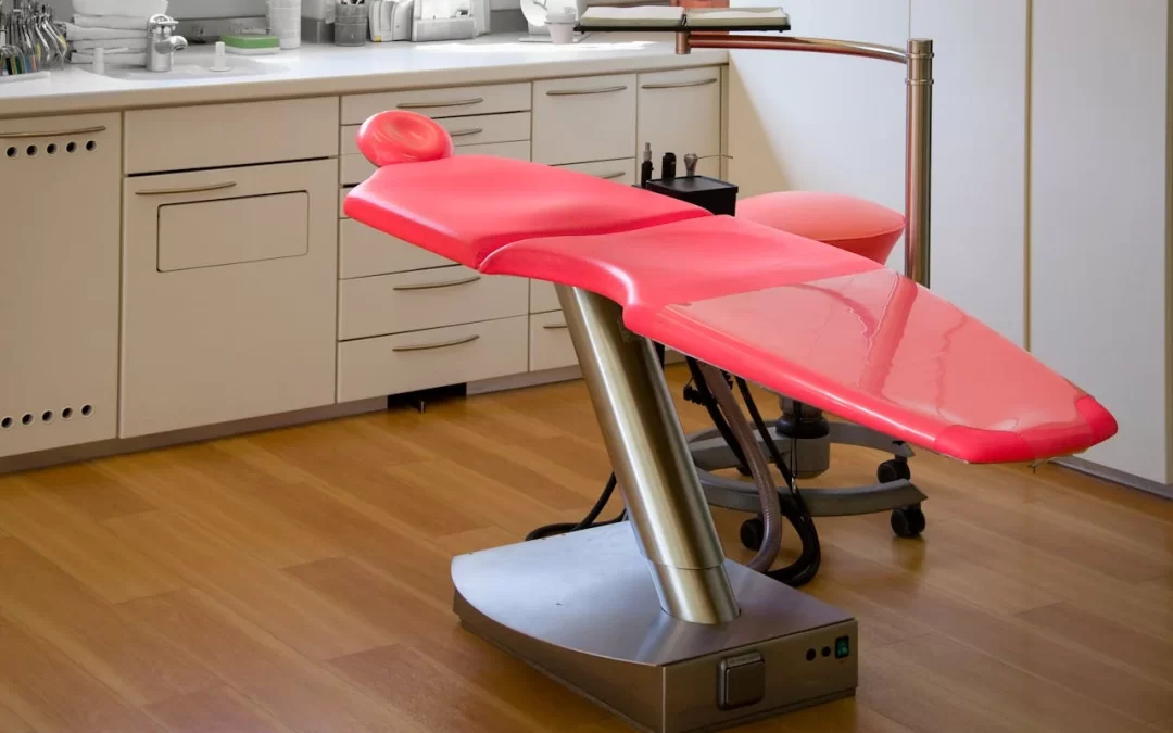 Poltrona rossa in uno studio dentistico moderno, pronta per l’estrazione dei denti del giudizio o trattamenti odontoiatrici specialistici.